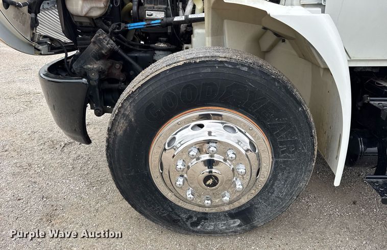 image for item OG9956 2009 International 4300 semi truck