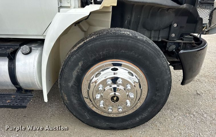 image for item OG9956 2009 International 4300 semi truck