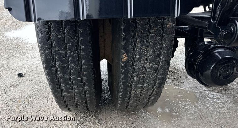 image for item OG9956 2009 International 4300 semi truck