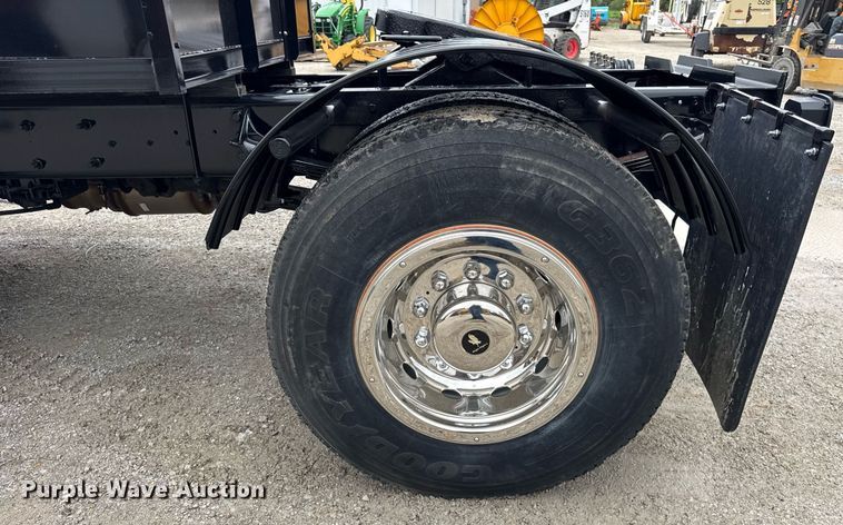 image for item OG9956 2009 International 4300 semi truck