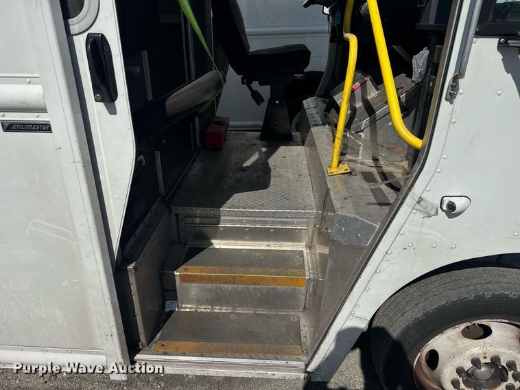 image for item YA0320 2021 Ford delivery truck