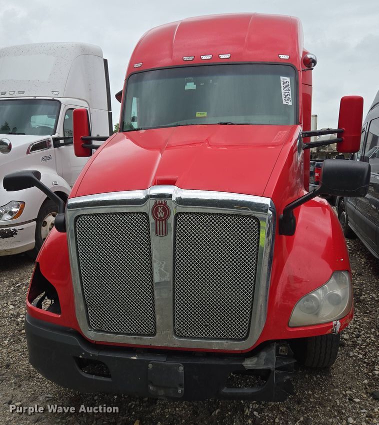 image for item YA0401 2019 Kenworth T680 semi truck