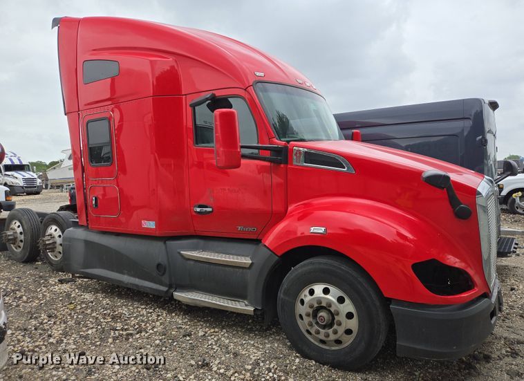 image for item YA0401 2019 Kenworth T680 semi truck