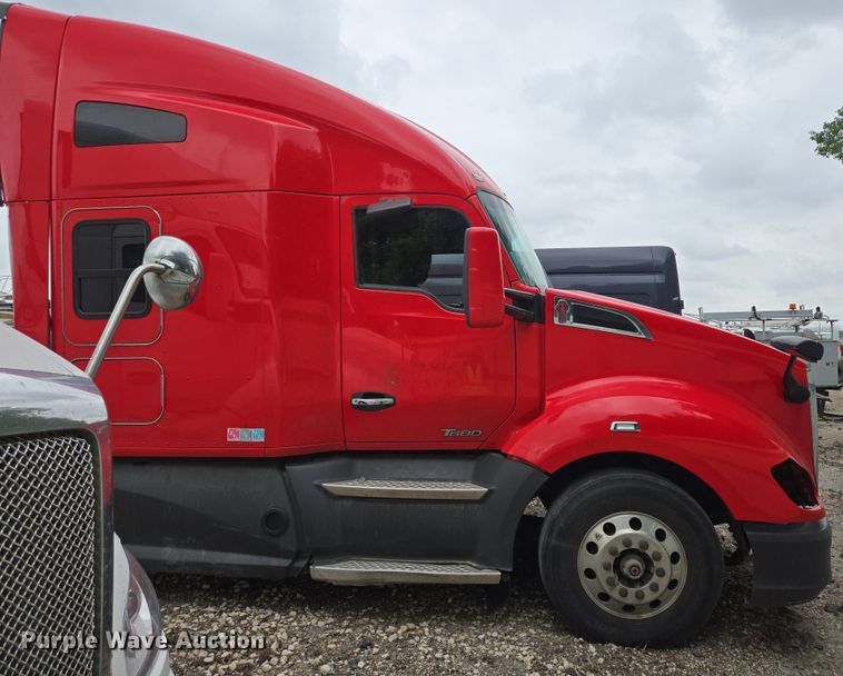 image for item YA0401 2019 Kenworth T680 semi truck