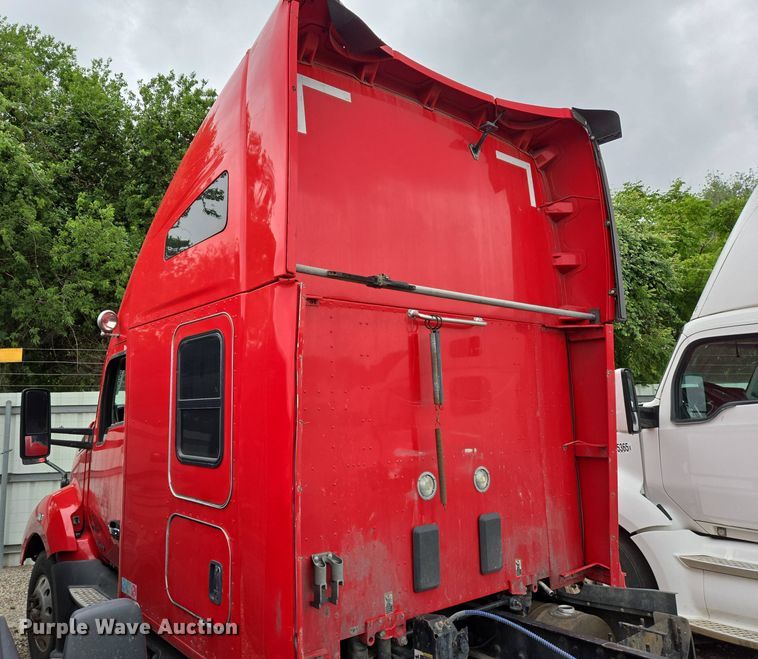 image for item YA0401 2019 Kenworth T680 semi truck