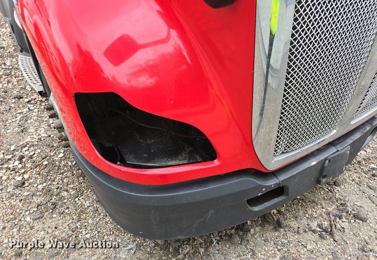 image for item YA0401 2019 Kenworth T680 semi truck