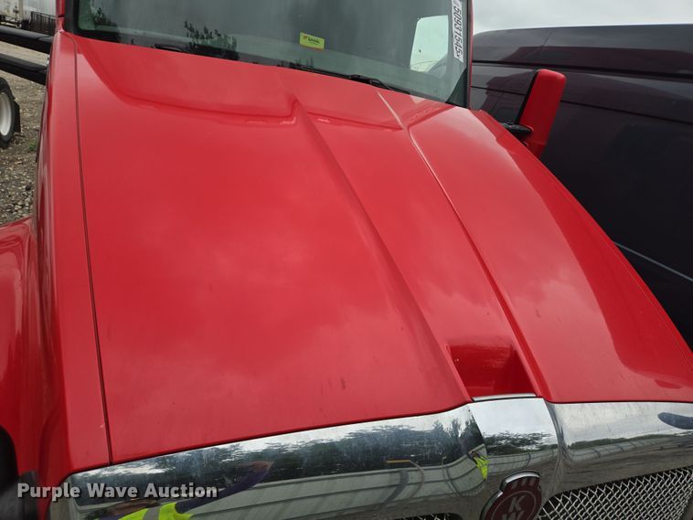 image for item YA0401 2019 Kenworth T680 semi truck