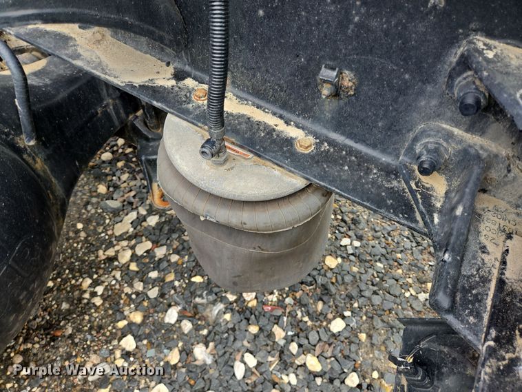 image for item YA0401 2019 Kenworth T680 semi truck