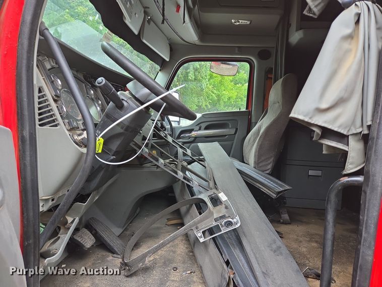 image for item YA0401 2019 Kenworth T680 semi truck