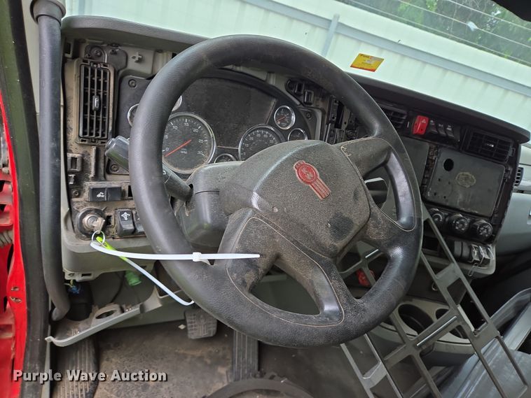 image for item YA0401 2019 Kenworth T680 semi truck