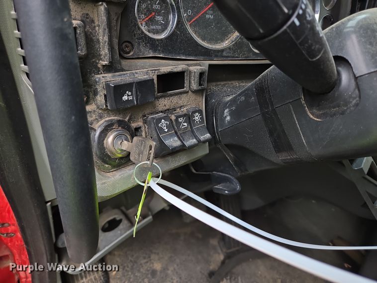 image for item YA0401 2019 Kenworth T680 semi truck