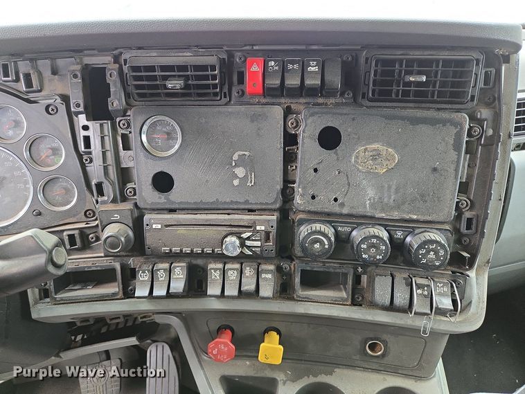 image for item YA0401 2019 Kenworth T680 semi truck