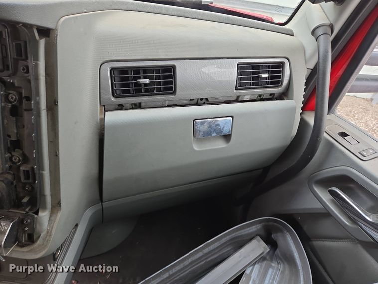 image for item YA0401 2019 Kenworth T680 semi truck