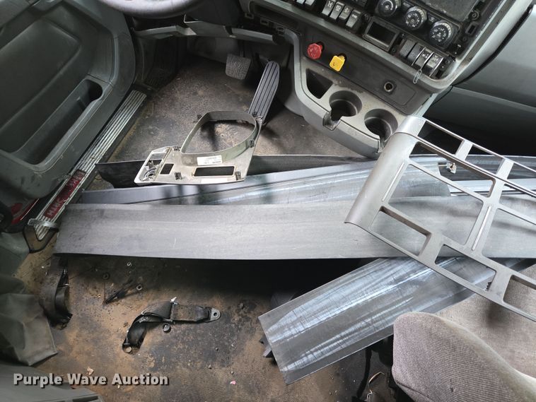 image for item YA0401 2019 Kenworth T680 semi truck