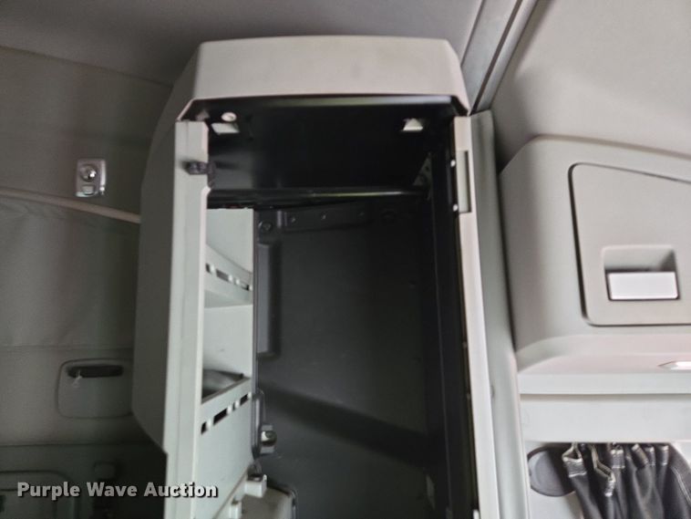 image for item YA0401 2019 Kenworth T680 semi truck