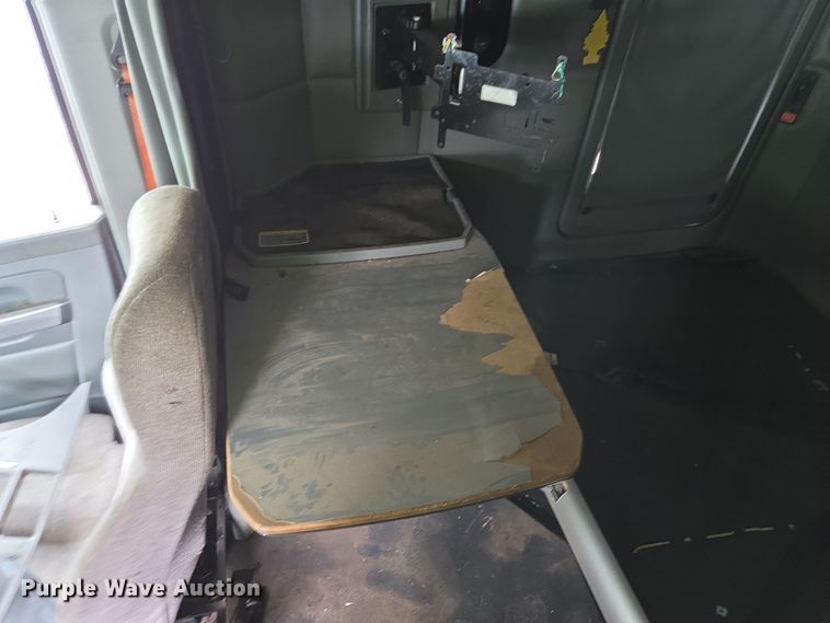 image for item YA0401 2019 Kenworth T680 semi truck