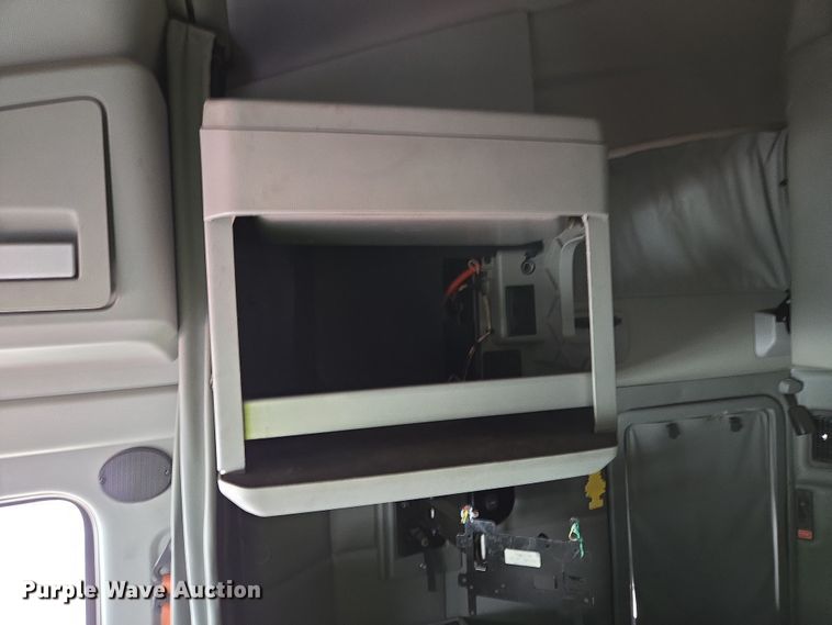 image for item YA0401 2019 Kenworth T680 semi truck