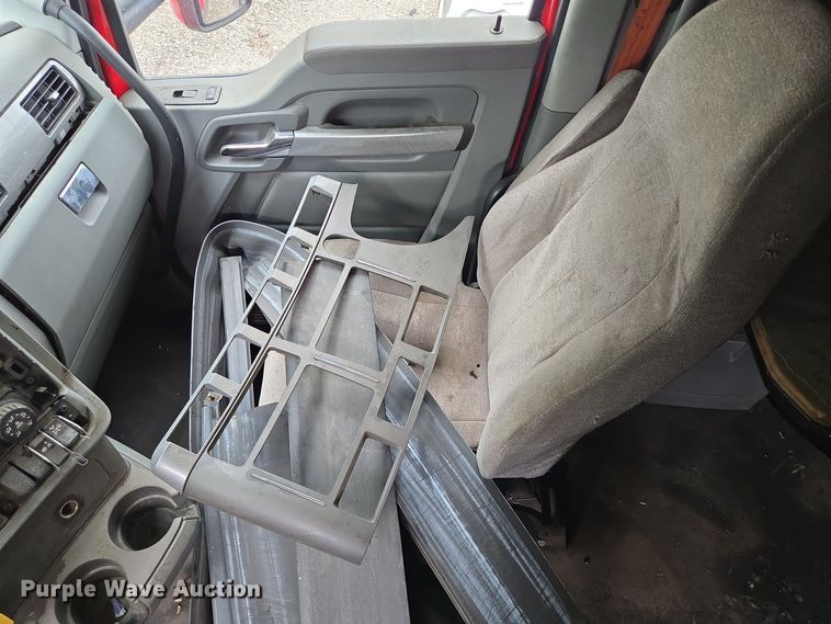 image for item YA0401 2019 Kenworth T680 semi truck