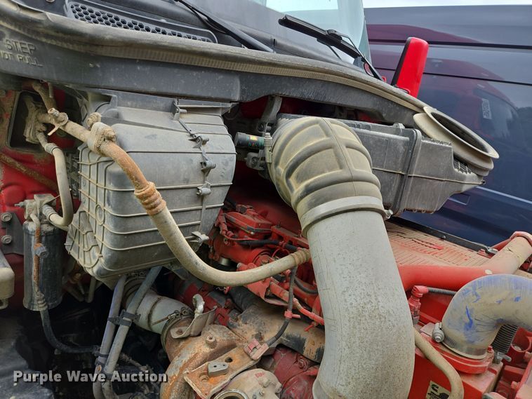 image for item YA0401 2019 Kenworth T680 semi truck