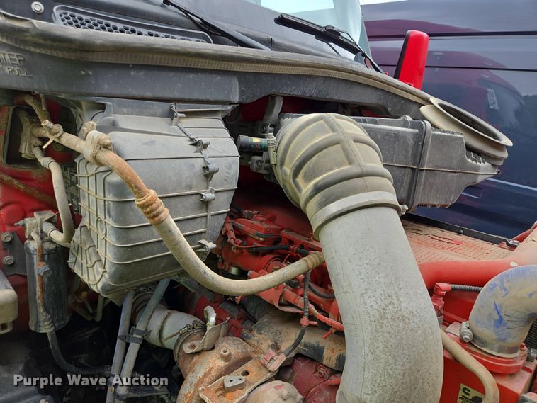 image for item YA0401 2019 Kenworth T680 semi truck