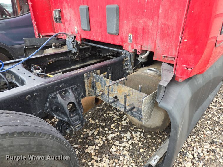 image for item YA0401 2019 Kenworth T680 semi truck