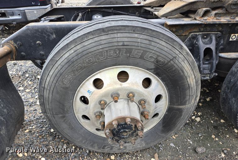 image for item YA0401 2019 Kenworth T680 semi truck