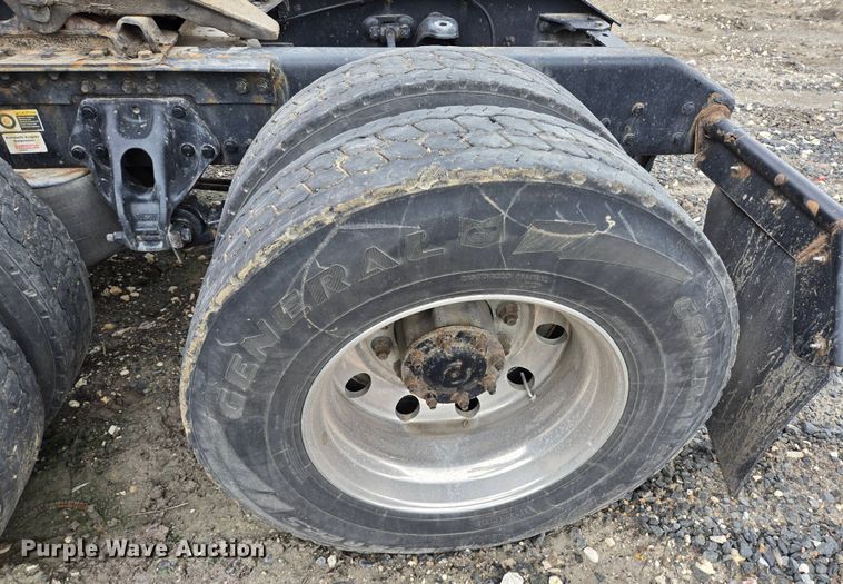 image for item YA0401 2019 Kenworth T680 semi truck