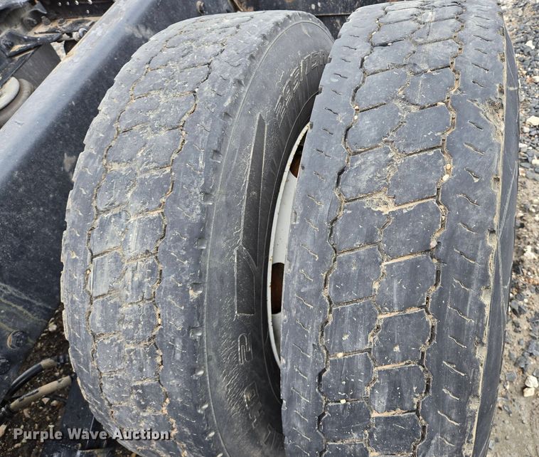 image for item YA0401 2019 Kenworth T680 semi truck