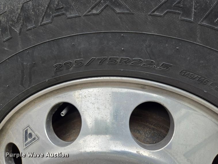 image for item YA0401 2019 Kenworth T680 semi truck