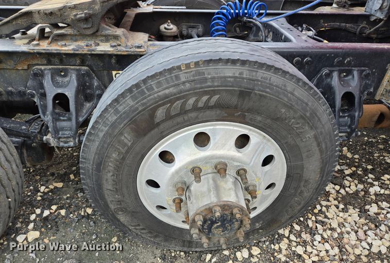 image for item YA0401 2019 Kenworth T680 semi truck