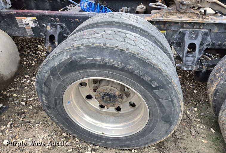 image for item YA0401 2019 Kenworth T680 semi truck