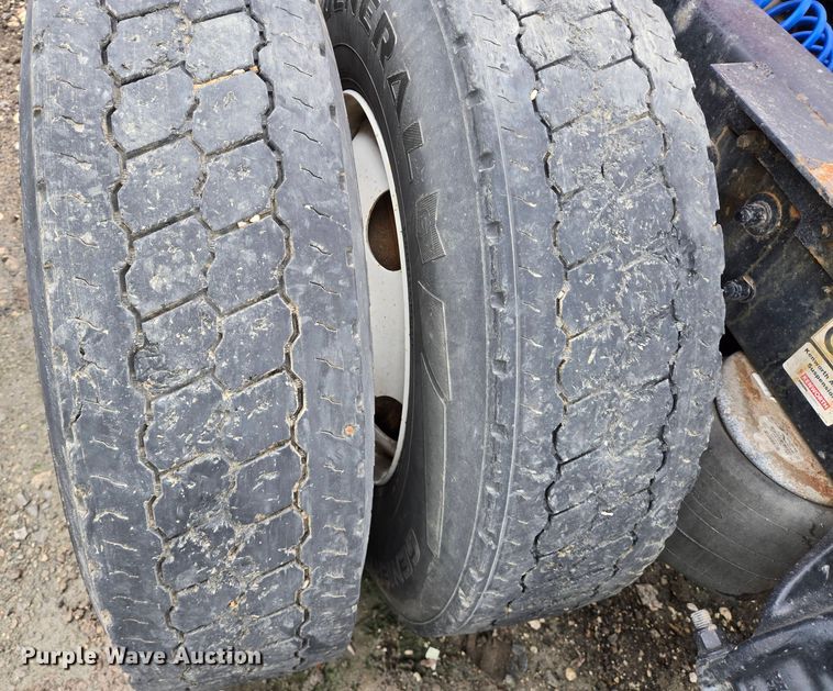 image for item YA0401 2019 Kenworth T680 semi truck