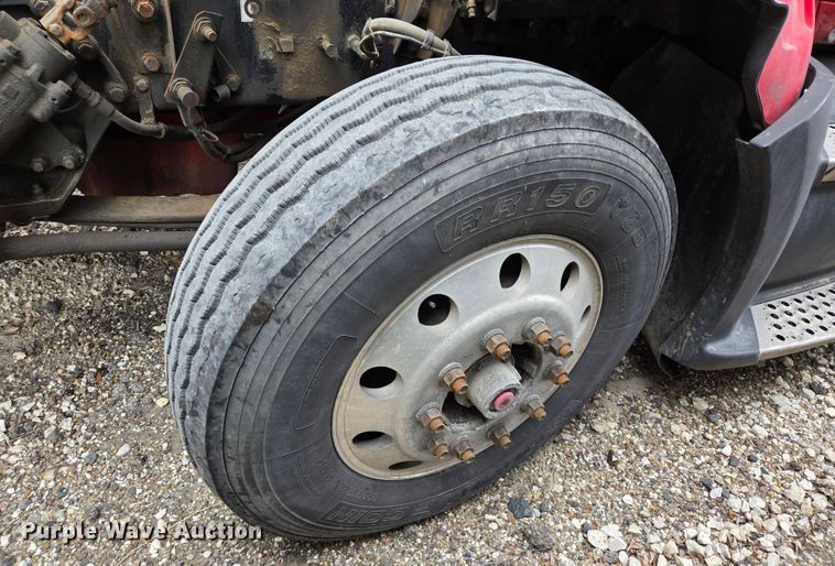 image for item YA0401 2019 Kenworth T680 semi truck