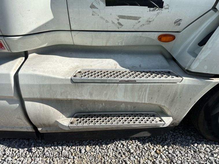 image for item YA0442 2019 International LT625 semi truck