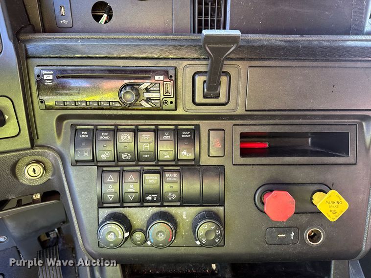 image for item YA0442 2019 International LT625 semi truck