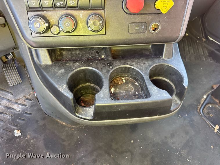 image for item YA0442 2019 International LT625 semi truck