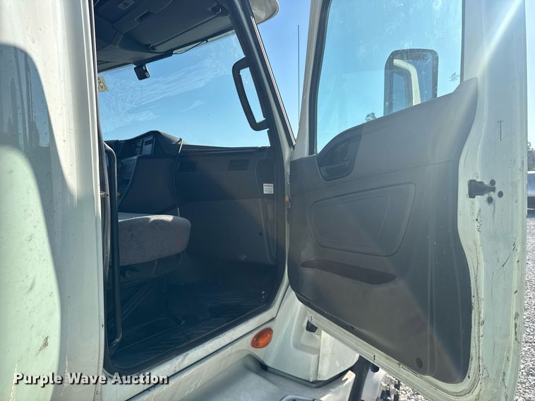 image for item YA0442 2019 International LT625 semi truck