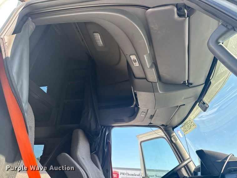 image for item YA0442 2019 International LT625 semi truck