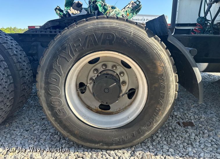 image for item YA0442 2019 International LT625 semi truck