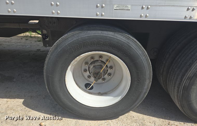 image for item YA0452 2015 Utility Trailers dry van trailer