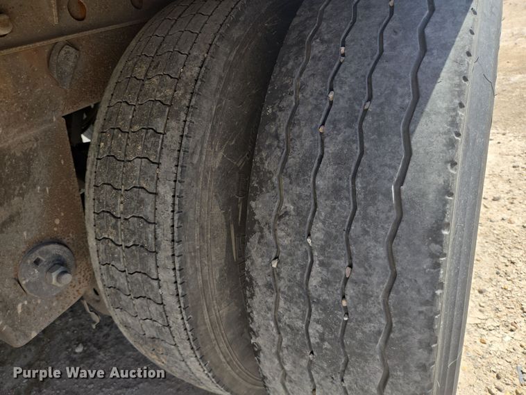 image for item YA0452 2015 Utility Trailers dry van trailer