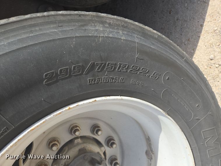 image for item YA0452 2015 Utility Trailers dry van trailer