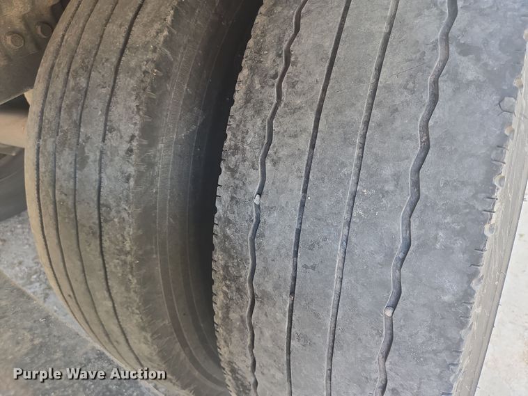 image for item YA0452 2015 Utility Trailers dry van trailer