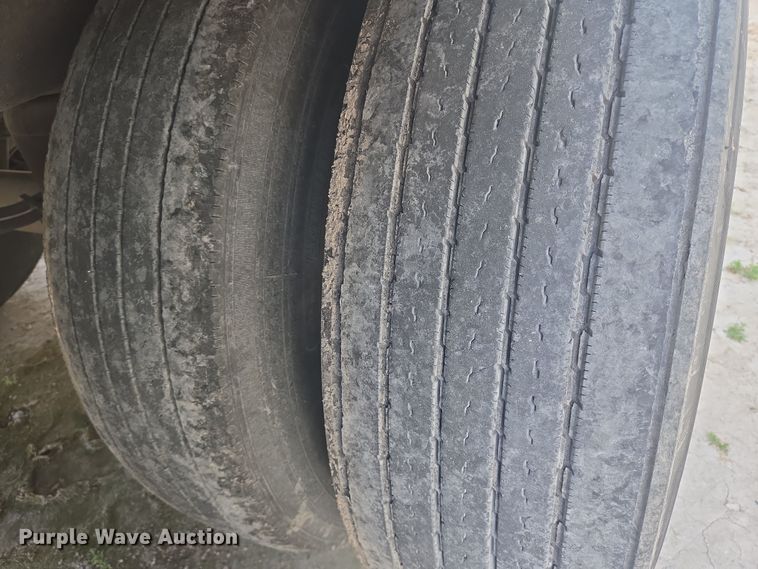 image for item YA0452 2015 Utility Trailers dry van trailer