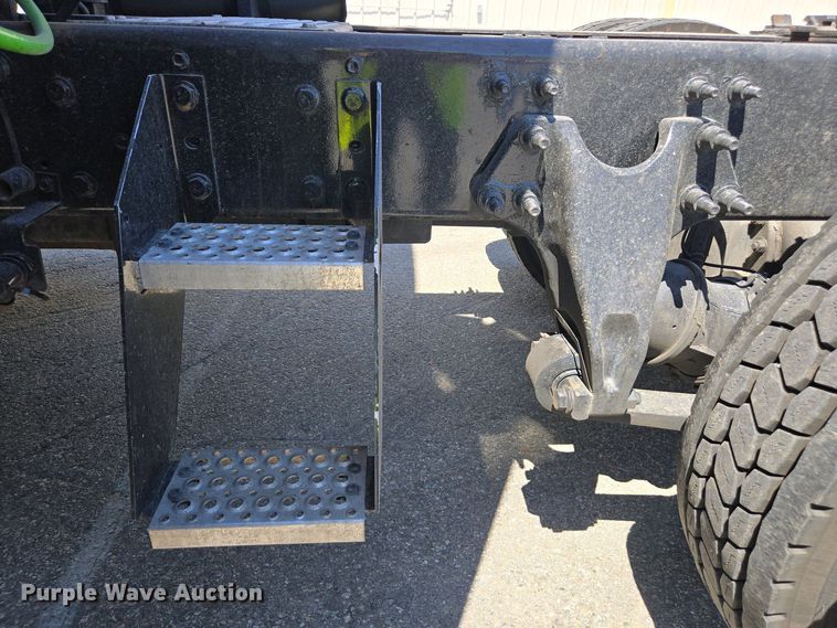 image for item YA0453 2019 International LT625 semi truck