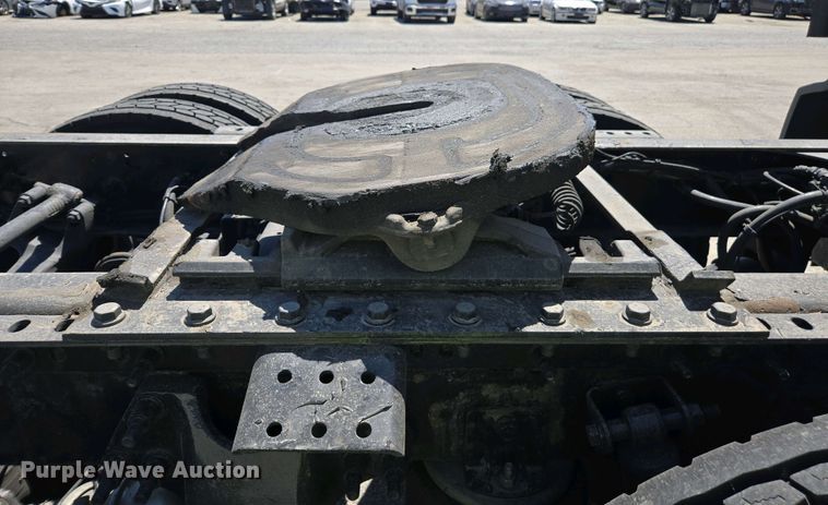 image for item YA0453 2019 International LT625 semi truck