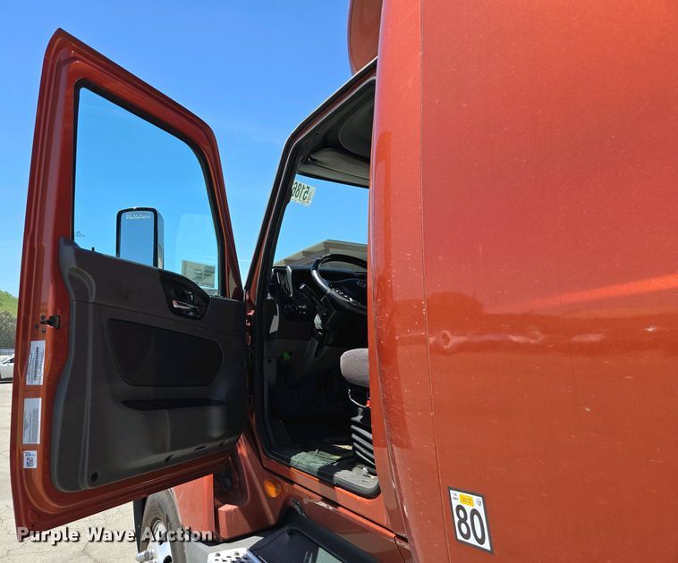 image for item YA0453 2019 International LT625 semi truck