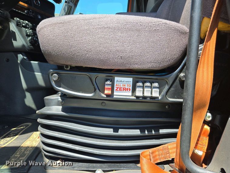 image for item YA0453 2019 International LT625 semi truck