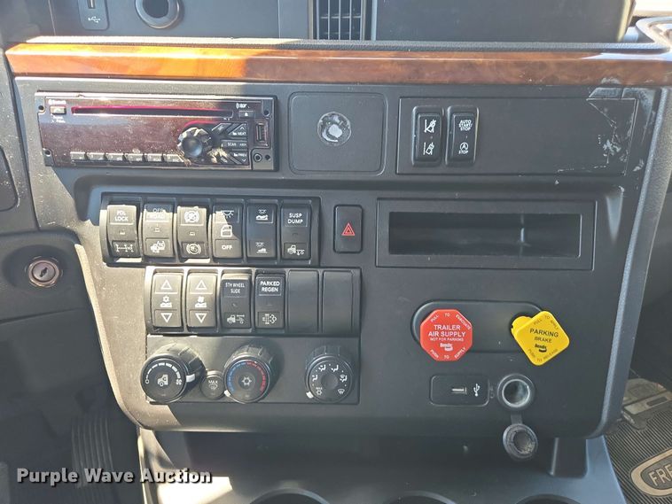 image for item YA0453 2019 International LT625 semi truck