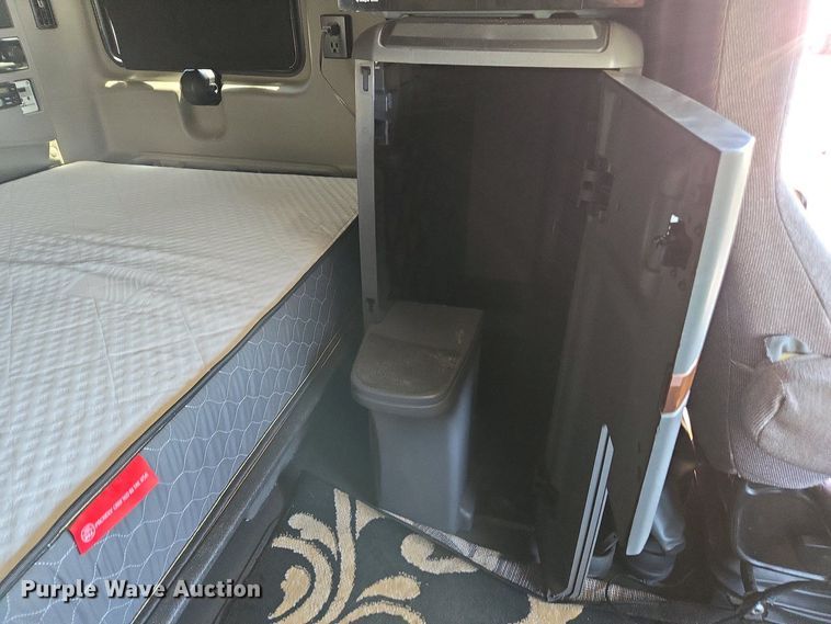 image for item YA0453 2019 International LT625 semi truck